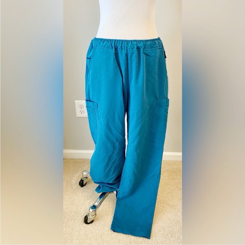Movement by Butter-Soft Rigel Multi-Pocket Scrub Pants in Caribbean Blue, Large